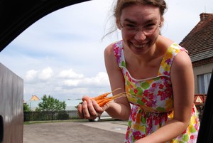 Karmin - redaktor Anna Szklarska z Panoramy Leszczyńskiej  z marchewkami na obiad.