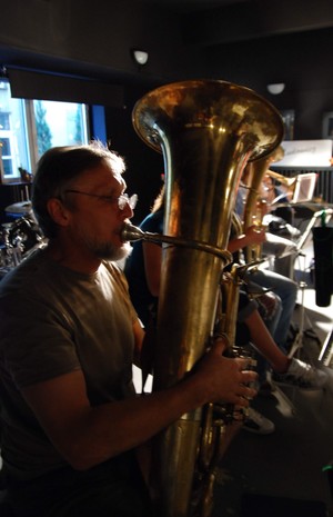 Kościan, siedziba Teatru 112. Wieczorna próba orkiestry dętej TON