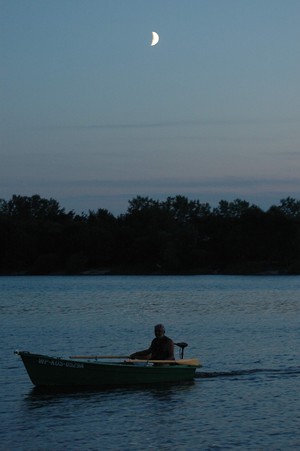 Nowy Dębiec, Kazimierz Mocek wraca z połowu. Godzina 20.