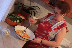 Bożena Budzyńska ze Śmigla. Przygotowania do obiadu. Godz. 8.46