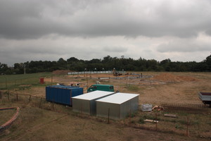 Budowa sali gimnastycznej przy gimnazjum w Borowie. Widok z okna szkoły. Godz. 13.02