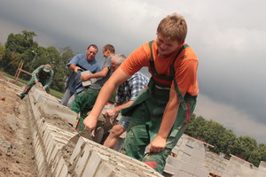 Pracownicy firmy Kontrakt na placu budowy sali gimnastycznej przy czempińskim gimnazjum. Godz. 13.15