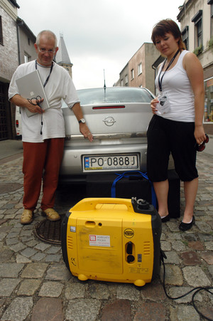 Andrzej Florkowski – po zakończeniu zdjęć do Projektu PKS - zapakował uliczne studio do samochodu posiadającego rejestrację z wymaganą tego dnia ilością ósemek  