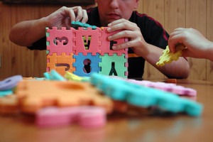 Środowiskowy Dom Samopomocy w Kościanie. Budowa domku z puzzli nie dla każdego jest prosta...