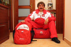 Wojciech Ziemniak, poseł i prezes SKS ,,Jantar’’ w swoim kościańskim mieszkaniu. O 20.30 siedzi już na walizkach.  W nocy wyrusza do Pekinu na rozpoczęte tego dnia Igrzyska Olimpijskie 