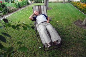 Radysław Kuleczka – gospodarz kościańskich ogródków działkowych ,,Słonecznik’’ – podczas sjesty. 