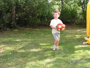 Autor: Stefan Szmatuła.  Wykonane na ogrodzie domu rodzinnego w Nacławiu. Przedstawia 3-letniego synka Alanka z piłką - pierwszy dzień olimpiady w Pekinie.