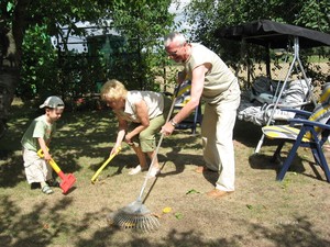 Autor: Adam M. Nowak.  Wykonane na ogrodzie dziadków w Szczodrowie. 3 letni wnuczek Alanek z dziadkami przy pracach porządkowych