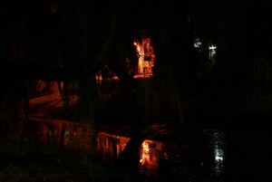 Widok na kanał Obry w centrum Kościana od strony tzw. mostków vis a vis sklepu z artykułami elektronicznymi. Zdjęcie wykonane około 2:00 w nocy 08.08.08 przy wykorzystaniu długiego czasu naświetlania matrycy.  Fot. Krzysztof Szydłowski