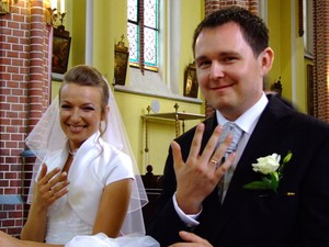 Nowożeńcy Magdalena i Jakub Wojciakowie po ceremonii w kościele w Wyskoci autor: Łukasz Wojciak