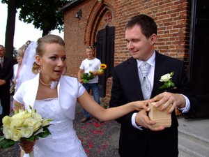 Nowożeńcy Magdalena i Jakub Wojciakowie po ceremonii w kościele w Wyskoci autor: Łukasz Wojciak