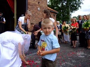 Pomocnik - autor: Łukasz Wojciak.  Zdjęcie przedstawia naszego sąsiada Macieja Wesołka pomagającego zbierać nowożeńcom groszaki. Kościół w Wyskoci