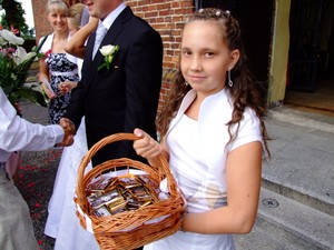 Pomocnik - autor: Łukasz Wojciak.  Zdjęcie przedstawia naszego sąsiada Macieja Wesołka pomagającego zbierać nowożeńcom groszaki. Kościół w Wyskoci