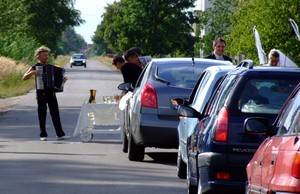 Uwaga cło - autor: Łukasz Wojciak.  Zdjęcie przedstawia zwyczaj zatrzymywania korowodu weselnego przez sąsiadów. Wyskoć Mała