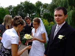 Ostatnie poprawki - autor: Łukasz Wojciak.  Zdjęcie przedstawia Magdę i Jakuba, świadków Karolinę i Adama podczas sesji zdjęciowej przeprowadzanej przez kosciańskiego fotografa Pawła Szajkowskiego. Ogród Kościoła Pana Jezusa