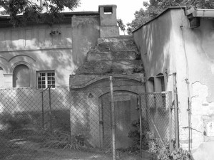 Zdjęcie wykonane przez pana Celestyna Narożnego przedstawia nieużywane dzisiaj drzwi budynku mieszkalnego Domu Pomocy Społecznej w Jarogniewicach, które kojarzą się mieszkańcowi z dawnym piecem chlebowym.