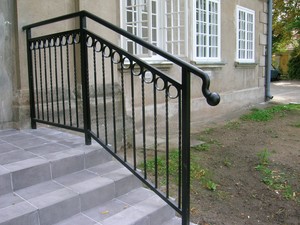 Zdjęcie wykonane przez pana Pawła Zalewskiego przedstawia poręcz prowadzącą do budynku w którym mieści się pokój mieszkańca DPS Jarogniewice