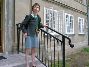 Zdjęcie wykonane przez pana Pawła Zalewskiego przedstawia jego narzeczoną - panią Magdę  - wychodzącą z budynku mieszkalnego.