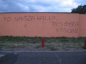 Fot. Ewa Dudzińska.  Miłość nie zna granic. Os. Jagiellońskie, garaże