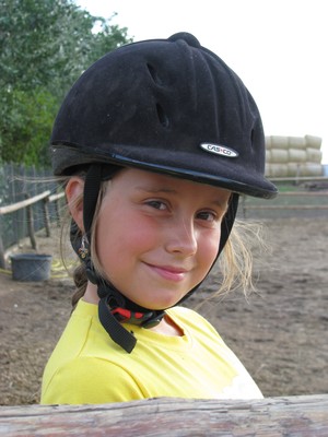 Fot. Katarzyna Adamska.  Zdjęcie przedstawia moją 8-letnią córkę Felicję przygotowującą się do nauki jazdy konnej. Zdjęcie wykonałam w gospodarstwie Państwa Widomskich w Nacławiu