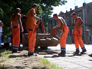 Fot. Hanna Danel.  Trwa remont chodnika na ulicy Nadobrzańskiej w Kościanie. Na zlecenie starostwa powiatowego stare płyty chodnikowe zastąpione zostaną nowa kostką
