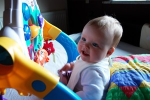 Autor - Maciej Bartkowiak.  Moja siedmiomiesięczna córka Ola testuje nową zabawkę. Wygląda na to że zakup jest trafiony ;)