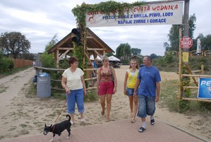 Autor: Sławomir Ostrowski.  Rafał Raburski z żoną Iloną i córką Anetą oraz Teodozja Ostrowska podczas spaceru przed „Chatą Wodnika” w Cichowie.