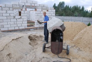Autor: Justyna Ostrowska.  Mąż Sławomir podczas pracy na budowie domu w Cichowie.
