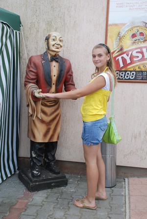 Autor: Ilona Raburska.   „Chcę zatańczyć z barmanem” przed restauracją „Eden” w Cichowie mówi córka Aneta.