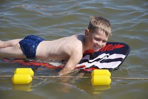 Autor: Teodozja Ostrowska.   8-letni wnuk Szymon podczas kąpieli w jeziorze w Cichowie.