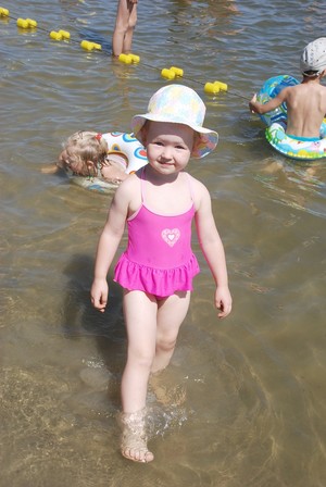 Autor: Teodozja Ostrowska.  Wnuczka 3-letnia Natalka w Cichowie podczas pierwszej kąpieli w jeziorze w Cichowie.