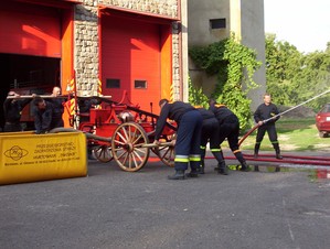 Autor Jakub Mikołajczak.   Zdjęcie wykonałem  08-08-2008 na ul Śremskiej 1 w Czempiniu przed budynkiem Ochotniczej Straży Pożarnej. Przedstawia strażaków którzy testują sikawkę konną po odrestaurowaniu. Na zdjęciu od lewej Mirosław Kieroński, Miłosz Borowiak,  Rafał Kapski, Tomasz Habernik, Mariusz Zrol, Krzysztof Tomaszewski, Przemysław Tomaszewski, Zbigniew Mikołajczak.
