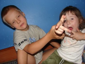 Autor: Asia Turkowiak   Zdjęcie zostało zrobione w naszym domu na Kurzej Górze, przedstawia mojego brata Mikołaja i kuzynkę Agatkę podczas zabawy.