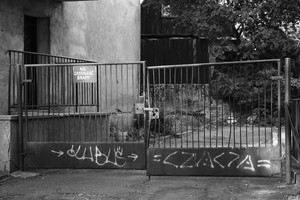 Fot. Hania Majchrzak.  Wały Żegockiego w Kościanie. Brama pomiędzy Miejską Biblioteką Publiczną, a domem organizacji społecznych.