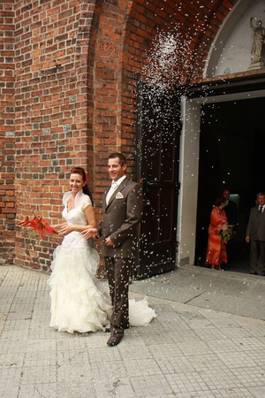 Fot. Hania Majchrzak.  Kościół farny w Kościanie. Nowożeńcy.