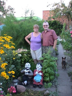 Fot. Iwona Majorczyk-Studniarek.   Zdjęcie zrobiłam 8 sierpnia 2008 w ogrodzie rodziców.Żartobliwie nazwaliśmy je Muzeum Madame Tussaud. Przedstawia ono moich rodziców wraz z ich 
