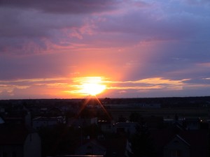 Fot. Iwona Majorczyk-Studniarek.  Zdjęcie przedstawia widok zachodzącego słońca uchwycony z balkonu mojego mieszkania.