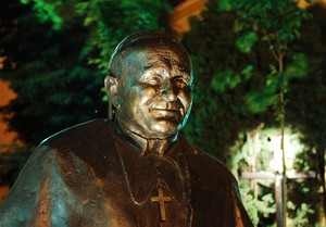 Autor: Tomasz Jakub Wiśniewski.  Zdjęcie przedstawia pomnik Jana Pawła II. Zdjęcie wykonałem na Placu Niezłomnych