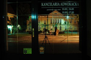 Autor: Tomasz Jakub Wiśniewski.  Zdjęcie przedstawia Kancelarie adwokacką. Na drugim planie (odbicie) widnieje kościański Sąd Rejonowy. Zdjęcie wykonałem na Placu 