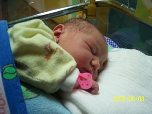 Autor - Zbigniew Kaczmarek.  Zdjęcie przedstawia Gabrielę Kaczmarek - córkę Agnieszki i Zbigniewa, która urodziła się o godz. 12:45 dnia 08.08.08 roku. Zdjęcie wykonałem w Samodzielnym Publicznym Zespole Opieki Zdrowotnej im. Teodora Dunina w Kościanie