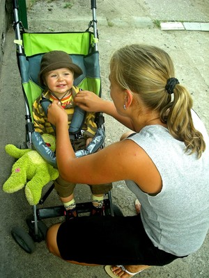 Autor – Beata Klupsz (uczestniczka koła FOTO-WIDEO przy Gimnazjum im. Jana Pawła II w Starych Oborzyskach).  Na zdjęciu Antoś Królik wraz z ciocią Anią przed spacerem - miejsce Kiełczewo.