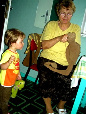 Autor – Beata Klupsz (uczestniczka koła FOTO-WIDEO przy Gimnazjum im. Jana Pawła II w Starych Oborzyskach).  Mały Antoś Królik pomaga babci Irenie w cerowaniu rajstop – miejsce Kiełczewo. 