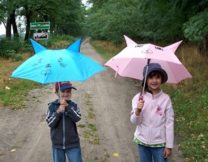 Autor – Barbara Zaborska.  Ta edycja projektu PKS jest dla mnie wyjątkowa, ponieważ właśnie 08.08.08. mój ukochany aparat fotograficzny znajdował się w serwisie i byłam zmuszona wykorzystać pożyczony sprzęt… Zdjęcie przedstawia Dominikę (6 lat) i Mateusza (4,5 roku) Zaborskich podczas przedpołudniowego spaceru na leśnej drodze prowadzącej ze Starych Oborzysk do Czempinia.