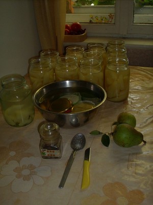 Autor: Maria Musiał,  Kościan. Dojrzały gruszki - czas zawekować ten smak lata - przetwory autorki.