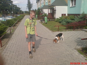 Fot. Maciej Zielonka. Mój syn Kuba i nasz pies Nutka podczas spaceru przed blokiem na osiedlu Konstytucji 3 Maja w Kościanie