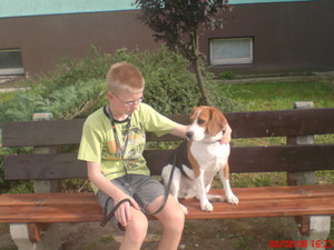 Fot. Maciej Zielonka. Mój syn Kuba i nasz pies Nutka podczas spaceru przed blokiem na osiedlu Konstytucji 3 Maja w Kościanie