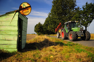 Henryk Sokół jest operatorem kombajnu do zbioru kukurydzy. Rozpoczął koszenie 40-hekatorwego pola. Będzie pracował do późnej nocy 