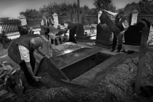 Choryń, gmina Kościan. Przygotowania do pogrzebu.