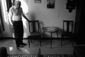 Roman Felman, ur. 1931, jest zegarmistrzem od 1948r kiedy to rozpoczął naukę w tym fachu. Obecny zakład został otwarty 11 listopada 1957r na ówczesnej ulicy Świerczewskiego 44, obecnie Piłsudskiego 42. W ramach zmian ustrojowych p. Roman Felman przejął ten warstat wraz z mieszkaniem na własność w roku 1989, gdzie dalej prowadzi swoją działalność. Traktuje ją bardziej jako zajęcie niż źródło dochodów. Obraz JPII wiszący na scianie to dzieło syna Pana Romana.