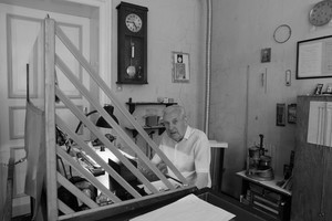 Roman Felman, ur. 1931, jest zegarmistrzem